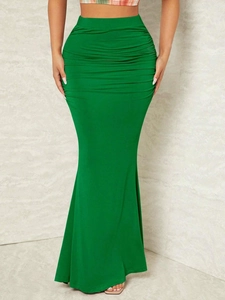 Détails d'une jupe sirène verte à taille haute avec d'élégantes textures plissées chic