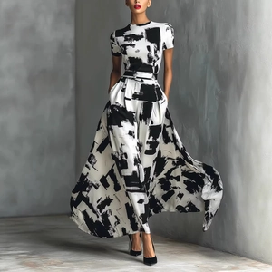 Détail du motif géométrique sur la robe longue pour femme avec imprimé artistique noir et blanc