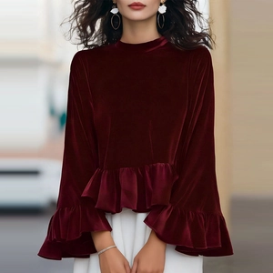 Détail d'un sweat-shirt en velours bordeaux montrant l'ourlet à volants élégant