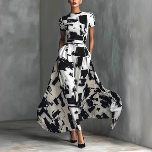 Vue détaillée d'une robe longue pour femme avec imprimé abstrait noir et blanc et poches