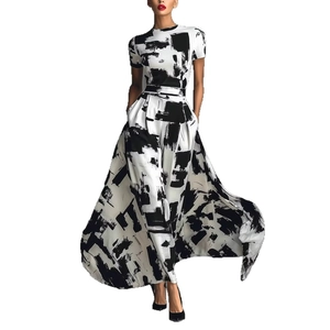 Détail de l'imprimé abstrait noir et blanc sur une robe longue à taille haute élégante