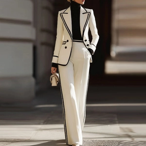Ensemble blazer croisé et pantalon large ivoire pour femme avec liseré noir contrasté
