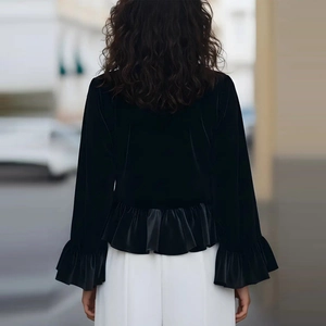 Sweat-shirt élégant en velours noir avec ourlet à volants et poignets vue de dos chic