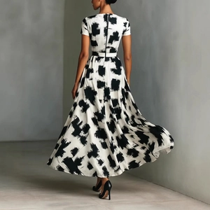 Robe longue à manches courtes avec imprimé abstrait noir et blanc et taille ajustée pour femme