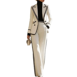 Tailleur pantalon blanc pour femme avec liseré noir contrasté et pantalon taille haute