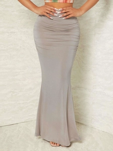 Détail d'une jupe sirène grise à taille haute avec une élégante texture plissée et froncée