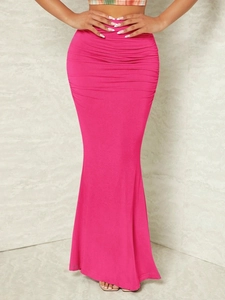 Détail d'une jupe longue sirène taille haute rose fuchsia avec texture froncée et design élastique
