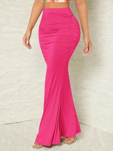 Détail des fronces latérales sur cette jupe longue sirène taille haute rose vif