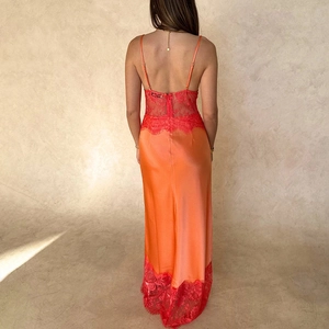 Détail du dos de la robe en satin orange avec dentelle rouge délicate et dos nu élégant