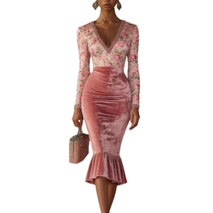 Robe midi en velours rose avec chemisier floral et jupe sirène élégante