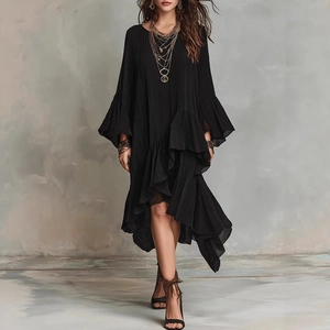 Elegantes schwarzes Kleid mit asymmetrischem Rüschensaum und weiten Boho-Ärmeln