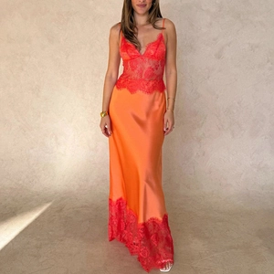 Robe longue élégante avec col en V profond, dentelle rouge et fini satin orange