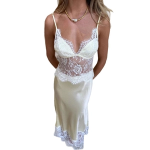 Longue robe en satin ivoire avec col en V profond et détails en dentelle transparente