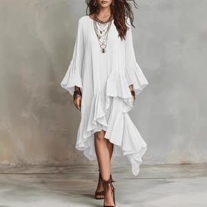 Elegantes weißes Boho-Kleid mit Glockenärmeln und asymmetrischem Rüschensaum