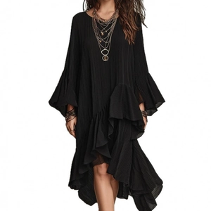 Elegantes schwarzes Plisseekleid mit asymmetrischem Stufenrock und Glockenärmeln