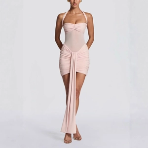 Détail de robe rose à licou avec nœud sur le buste et longue écharpe latérale fluide