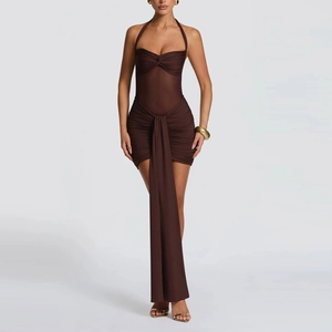 Détail de mini-robe dos nu marron foncé avec empiècements en résille et ruban fluide élégant