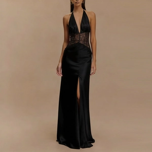 Dettaglio dell'elegante abito lungo in raso nero con pizzo raffinato e spacco laterale alto