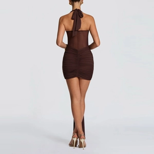 Détail d'une robe dos nu marron foncé avec tissu drapé moulant et empiècement en résille