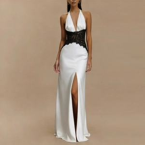 Elegante abito lungo in raso bianco con dettagli in pizzo nero e spacco alto laterale