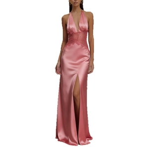Abito lungo in raso rosa con scollo a V profondo, pizzo e spacco laterale alto elegante