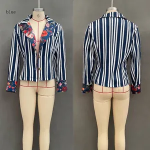 Detaillierte Vorder- und Rückansicht des blau gestreiften Blazers mit Blumenmuster