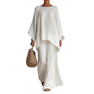 Conjunto minimalista blanco de algodón y lino con top holgado de manga larga y pantalón ancho
