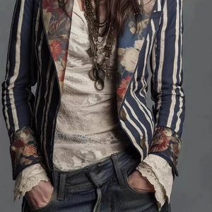 Details eines Bohemian-Streifen-Blazers mit Blumenfutter und Vintage-Goldknöpfen