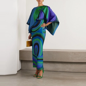 Detalle del vestido de seda con estampado geométrico abstracto en azul y verde
