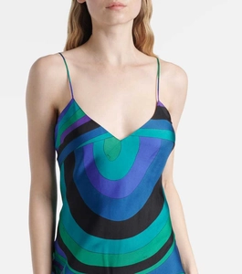 Detalle del vestido de satén con cuello en V, estampado de ondas y tirantes finos
