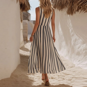 Vue extérieure de la robe longue à rayures bleues et blanches avec détail à la taille
