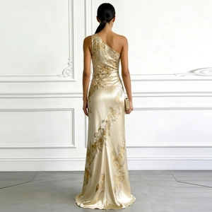 Vue arrière détaillée d'une robe en satin or champagne avec broderies florales élégantes