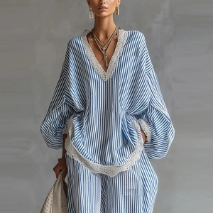 Set a due pezzi a righe blu e bianche con pizzo, scollo a V e pantaloni a gamba larga