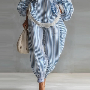 Completo casual a righe bianche e blu con finiture in pizzo e maniche a lanterna
