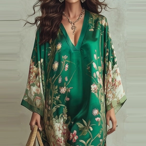Vue détaillée du tissu satiné vert foncé avec motifs floraux élégants et décolleté en V