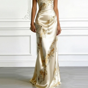 Vue détaillée de la robe en satin champagne à imprimé floral avec plis à la taille