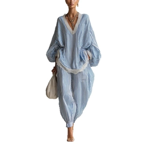 Completo da donna a due pezzi a righe bianche e blu con dettagli in pizzo