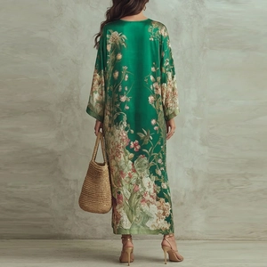 Vue de dos d'une robe bohème longue verte avec des motifs élégants d'hortensias et de lys