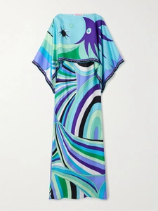 Primer plano del cuello del vestido de seda Pucci con la etiqueta tejida y el estampado