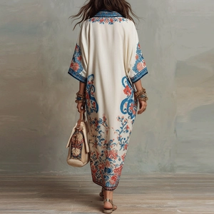 Πίσω όψη ενός boho καφτάνι μάξι φορέματος με μπλε και πορτοκαλί φλοράλ σχέδια λαχούρι