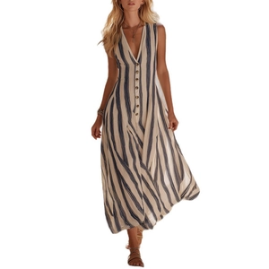 Robe longue bohème à rayures avec décolleté en V profond et boutons décoratifs pour la plage