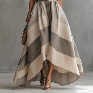 Detail eines ärmellosen gestreiften Maxikleids mit Vokuhila-Saum und elegantem Fall