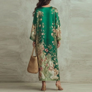 Robe longue fleurie verte élégante avec finition satinée et dos en V profond