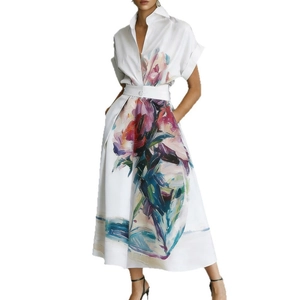 Damen Sommer-Hemdblusenkleid in Weiß mit buntem Blumenmuster und passendem Taillengürtel