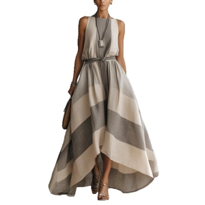 Elegantes ärmelloses Streifenkleid mit High-Low-Saum und Gürtel für einen Resort-Look