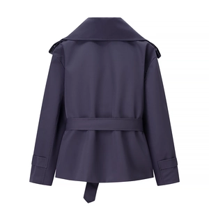 Vista dettagliata della parte posteriore del trench corto blu navy con cintura e spalline