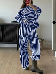 Detail van blauw gestreepte loungewear set met een hoge taille broek met trekkoord