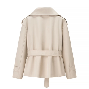 Vista posteriore di una giacca trench corta beige con cintura e dettagli sulle spalline