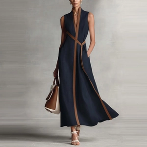 Abito lungo blu navy senza maniche con scollo a V e finiture marroni a contrasto