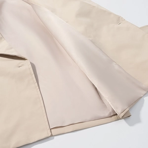 Dettaglio della giacca beige che mostra la fodera liscia e le cuciture rifinite